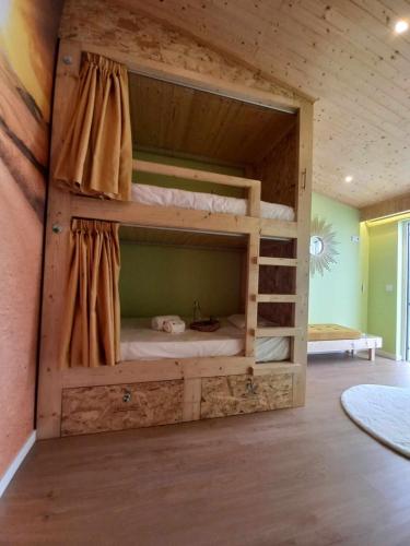 Katil dua tingkat atau katil-katil dua tingkat dalam bilik di Currais o pequeno paraíso entre o mar e a serra