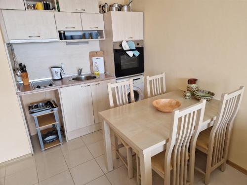 Η κουζίνα ή μικρή κουζίνα στο Harmony Hills Family Apartments