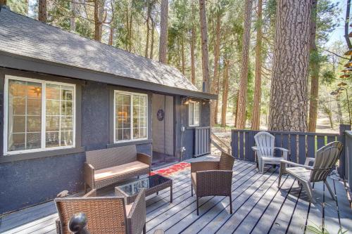 Fotografie z fotogalerie ubytování Crestline Vacation Rental, Close to Hiking Trails! v destinaci Crestline