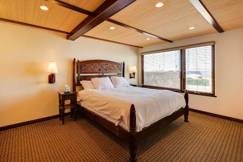 A bed or beds in a room at La Jolla Getaway with Patio and Ocean Views!