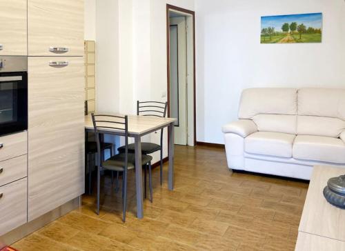 Mountain apartment with external dining area