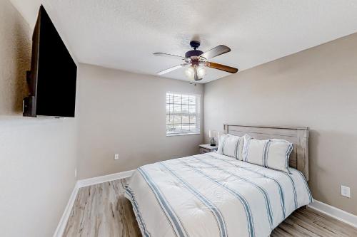 una camera con letto e ventilatore a soffitto di Stellar Comet Court a Palm Coast