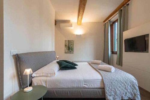 Lova arba lovos apgyvendinimo įstaigoje Elegant Green Apartment In San Gallo Firenze