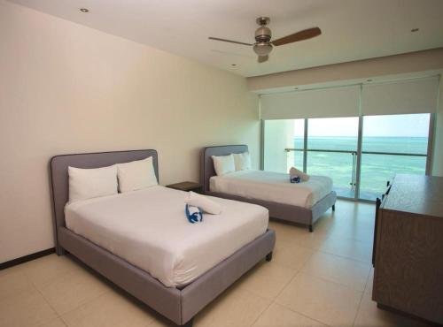 1 dormitorio con 2 camas y vistas al océano en Ocean view 3 bedroom condo! Infinity pool, en Cancún