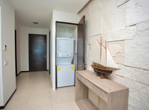 una cocina con lavadora y secadora junto a una pared en Ocean view 3 bedroom condo! Infinity pool, en Cancún