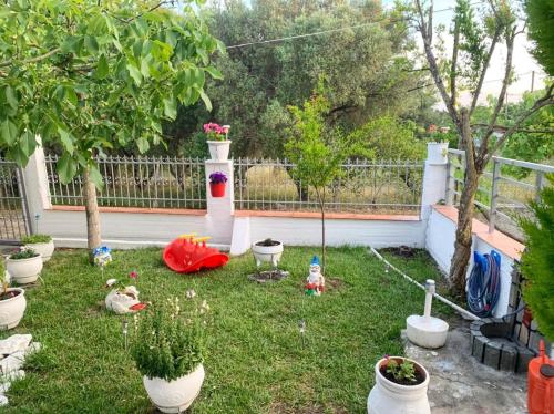 um jardim com vasos de plantas num quintal em Diamond's House em Kallithea Halkidikis