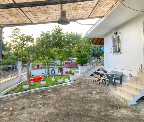 une terrasse d'une maison avec une table et des chaises dans l'établissement Diamond's House, à Kallithéa Halkidikis