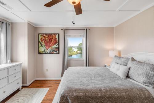 Giường trong phòng chung tại Mallard Lakes --- 38294 Hummingbird Ln #249