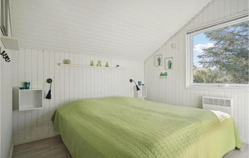 a bedroom with a green bed and a window at Stunning Home In Thisted With 4 Bedrooms, Sauna And Wifi in Nørre Vorupør