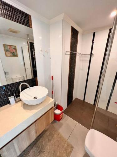 a bathroom with a sink and a shower at CORNER 1 Bedroom Condo in Amazon Residence in Jomtien Beach