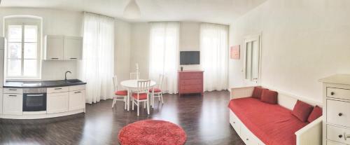 eine Küche und ein Wohnzimmer mit einem Sofa und einem Tisch in der Unterkunft Helle Zweiraumwohnung in Wohngebiet in Wien