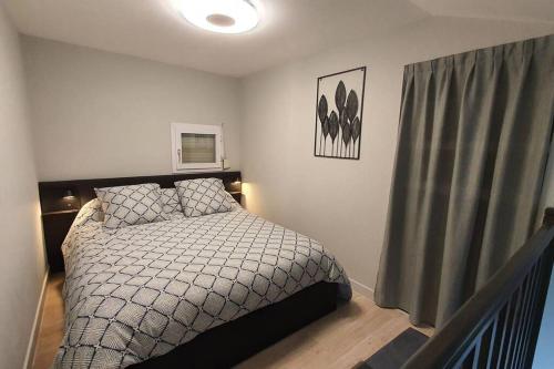 une petite chambre avec un lit et une fenêtre dans l'établissement Duplex T2 Neuf Jardin Lecoq, à Clermont-Ferrand
