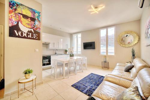 un salon avec un canapé et une table dans l'établissement CROISETTE 8/10 pers, à Cannes