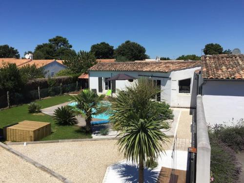 an aerial view of a house with a swimming pool at Très belle villa, 4 chambres, piscine et jacuzzi in Rivedoux-Plage