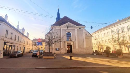 una iglesia blanca con un campanario en una calle de la ciudad en Helle Zweiraumwohnung in Wohngebiet en Viena