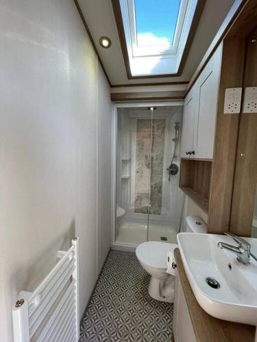 Bilik mandi di 2-6 guests Holiday Home in Durdle Door