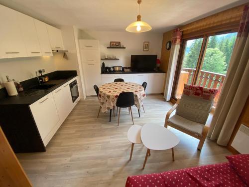 une cuisine et une salle à manger avec une table et des chaises dans l'établissement Appartement paisible à Châtel avec Multi Pass dès 3€/jour, proche centre et jardin d'enfants - FR-1-693-12, à Châtel