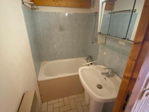 łazienka z umywalką, wanną i toaletą w obiekcie Appartement cosy proche centre et pistes, balcon, parking - FR-1-693-43 w mieście Châtel