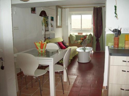 une cuisine et un salon avec une table et des chaises dans l'établissement LA CORSE la montagne, les plages, les iles, à Monticello