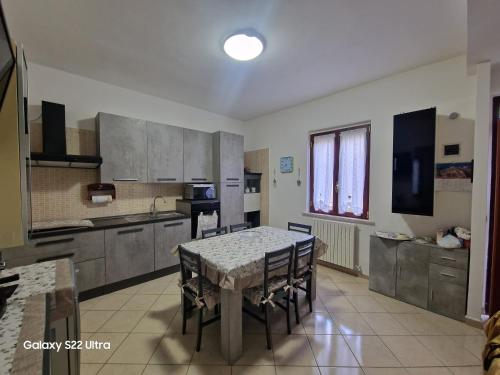 een keuken met een tafel en stoelen in een kamer bij Casa vacanze da Nonna Rosa in Ortona