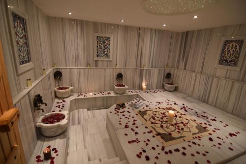 een kamer gevuld met rode rozenblaadjes op de vloer bij Diamond Royal Hotel in Istanbul