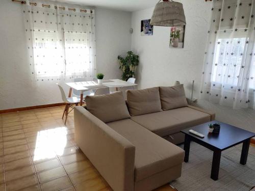 - un salon avec un canapé et une table dans l'établissement Villa Berlín, à Miami Platja