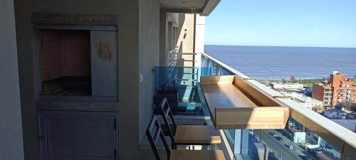 uma varanda com vista para o oceano em Diamantis Apartamento de Lujo y Confort em Montevidéu