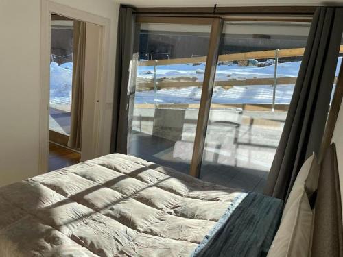 - une chambre avec un lit et une fenêtre avec vue dans l'établissement Appartamento nuovo tra Bormio e Livigno, à Valdidentro