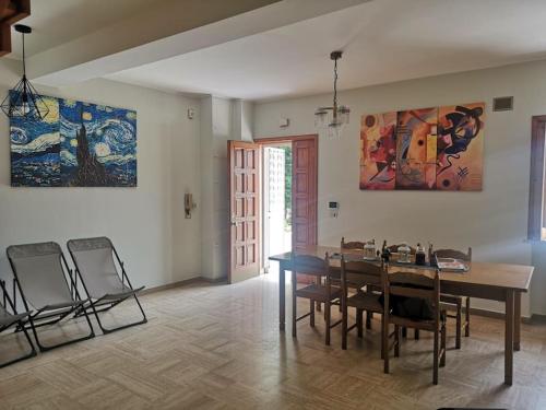 Un comedor con mesa y sillas en Villa Lagioia 1, en Bari