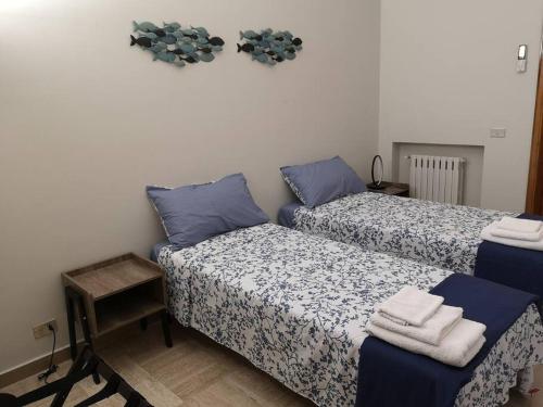 Zimmer mit 2 Betten und blauen Kissen in der Unterkunft Villa Lagioia 1 in Bari