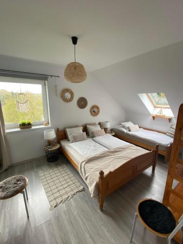 コウチェボにあるDom wakacyjny Pawelkowoのベッドルーム1室(ベッド2台、窓付)
