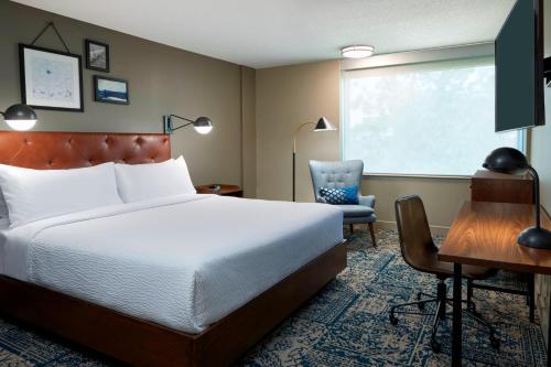 Postel nebo postele na pokoji v ubytování Four Points by Sheraton Toronto Airport