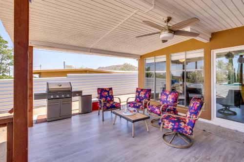 Fotografie z fotogalerie ubytování Charming Home with Hot Tub about 5 Mi to Joshua Tree! v destinaci Joshua Tree