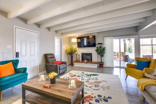 Fotografie z fotogalerie ubytování Charming Home with Hot Tub about 5 Mi to Joshua Tree! v destinaci Joshua Tree