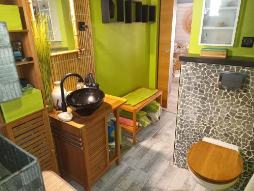 una cocina con fregadero y un tazón en una encimera en Little bouddha, en Hermanville-sur-Mer