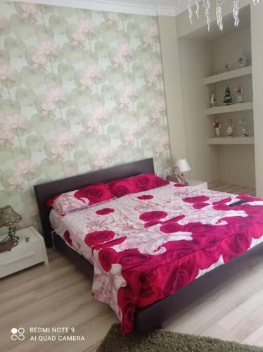 Un dormitorio con una cama con rosas rojas. en Lake Harmony Haven, en Tushemisht