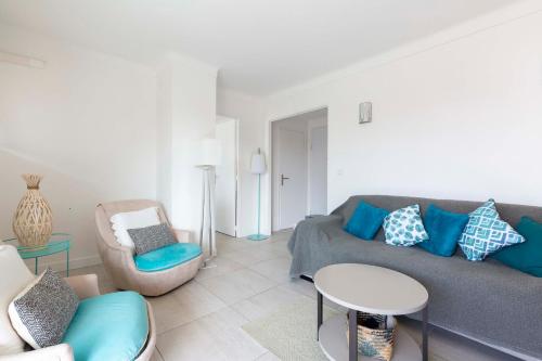 Posezení v ubytování WE CANNES ! Cosy 2-bedroom apartment with terrace Cannes Center