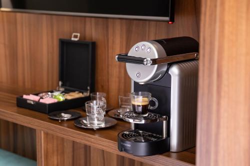 una macchina da caffè su un bancone in una camera d'albergo di Courtyard by Marriott Edinburgh a Edimburgo