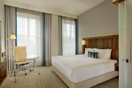 Pokój hotelowy z dużym łóżkiem i biurkiem w obiekcie Courtyard by Marriott Edinburgh w Edynburgu