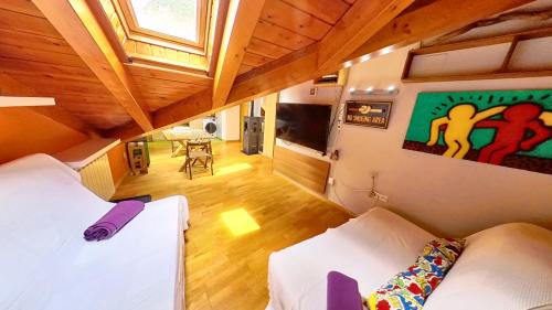 mały pokój z 2 łóżkami i oknem w obiekcie La buhardilla de Escarrilla - tucasaenlospirineos w mieście Escarrilla