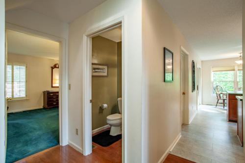 Un pasillo de una casa con un baño y una cocina. en Hiker's Chalet in the Smokies, en Townsend