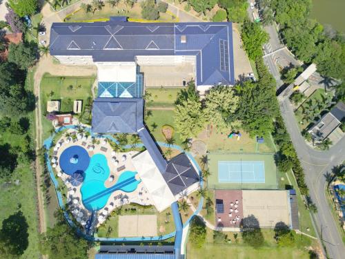 an aerial view of a large building with a swimming pool at Colonial Plaza Hotel Pindamonhangaba in Pindamonhangaba