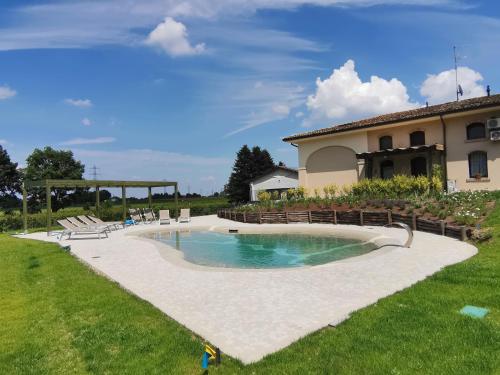 a swimming pool in a yard next to a house at B&B Ca' Restom in Reggio Emilia
