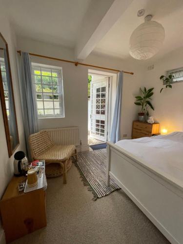 ロンドンにあるセントラル ビクトリアン ハウスのベッドルーム1室(ベッド1台、椅子、窓付)
