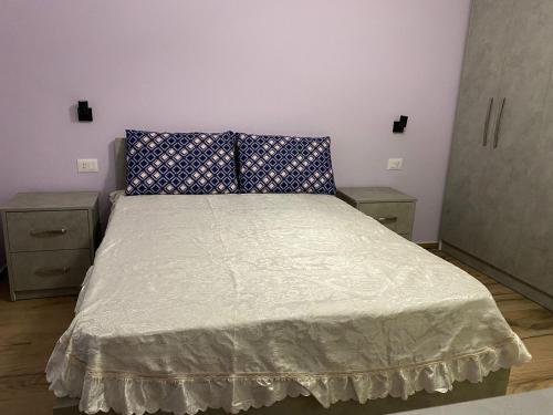 Een bed of bedden in een kamer bij Apartment Shkoder