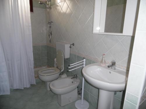 カステッランマーレ・デル・ゴルフォにあるCasa degli Ulivi 21のバスルーム(洗面台、トイレ、シンク付)