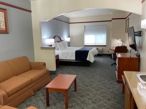 Postel nebo postele na pokoji v ubytování Budget Host Inn and Suites Cameron