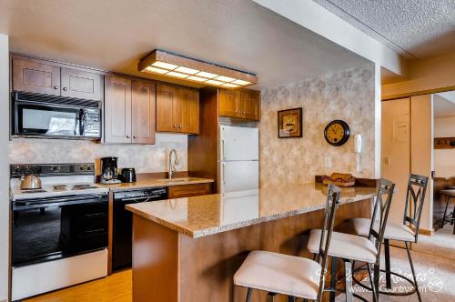- une cuisine avec des placards en bois et un comptoir dans l'établissement Rustic Charm Meets Comfort, Homey and Affordable with Scenic Mountain Views TE112, à Breckenridge