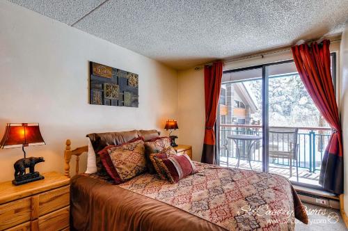 - une chambre avec un lit et une grande fenêtre dans l'établissement Rustic Charm Meets Comfort, Homey and Affordable with Scenic Mountain Views TE112, à Breckenridge