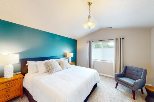 Un dormitorio con una cama grande y una pared de acento azul en Windsong Wander, en Cascade Locks